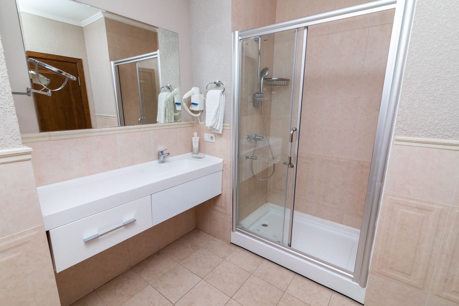 Walk-in showers. Curbless pans, linear drains and glass that clears the floor.